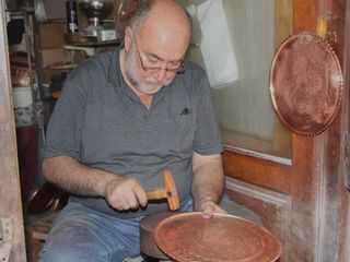 Gaziantepli bakır ustası, türküyle madene şekil veriyor