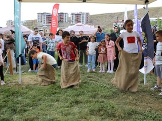 Bayburt'ta çocuklar, geleneksel oyunlarla eğlendi