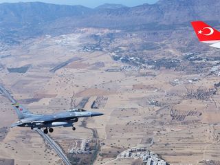 Cumhurbaşkanı Erdoğan'ın uçağına KKTC'ye varışında F-16'lar eşlik etti