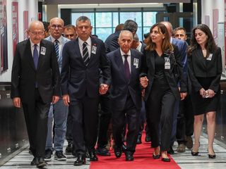 Özgür Özel ile Kılıçdaroğlu, Altan Öymen'in cenazesinde mesafeli durdu