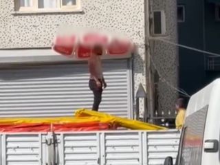 Şırnak'ta kavurucu sıcaktan beline bağladığı plaj şemsiyesiyle korunmaya çalıştı
