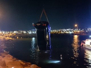 İstanbul'da otomobil denize düştü; içindeki kişi son anda kurtuldu