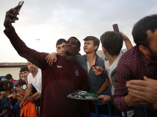 Trabzonsporlular Erzurum’da yağmurda taraftarla buluştu