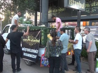 Bursa'da bir mağaza vatandaşlara serinlemeleri için 4 kamyon karpuz dağıttı