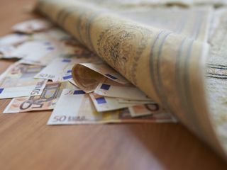 Safer ayı 2025: Halının altına para koymak hurafe mi