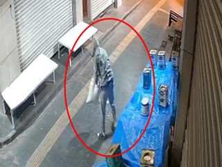 Siirt'te dükkan önünden fıstık hırsızlığı kamerada