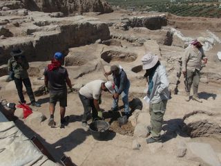 Kilis'teki Oylum Höyük'te, sıcak havaya rağmen kazı çalışmaları sürüyor