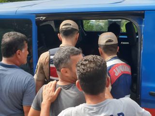 Hatay'da sürücü 'dur' ihtarına uymadı: Araçtan 9 kaçak göçmen çıktı