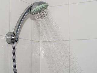 Yaz sıcaklarında duş almanın cilt sağlığına etkileri