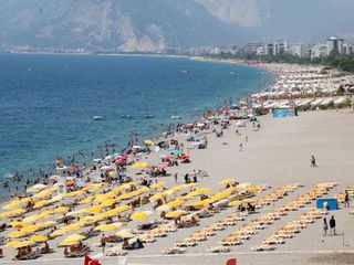 Antalya'da nem yüzde 80'e ulaştı: Sahiller doldu