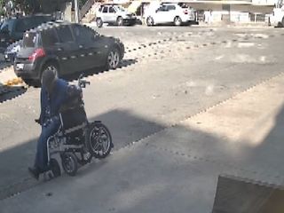 İstanbul'da tekerlekli sandalye ile kaldırımdan düştü, esnaf yetişti