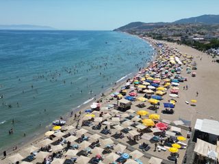 Tekirdağ'da sıcaktan bunalanlar sahillere akın etti: Plajlarda yoğunluk yaşandı