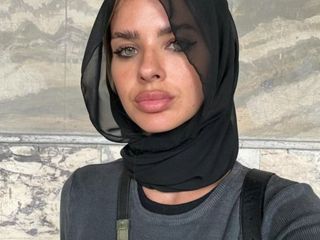 Icardi'nin sevgilisi Suarez, taktığı başörtüsü için eleştiren takipçisine yanıt verdi