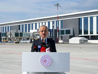Abdulkadir Uraloğlu: İstanbul ve Antalya havalimanları yolcu ve uçak trafiği rekorlarını kırdı