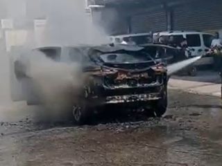 İzmir'de elektrikli otomobil, kendi kendine yandı