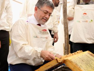 İbrahim Yumaklı, AB tescilli Bingöl balının ilk sağımını yaptı
