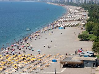 Antalya'daki yüksek sıcaklıklar sonrası Konyaaltı Sahili'nde yoğunluk oluştu