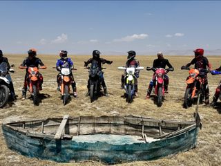Motosikletleriyle kuruyan Akşehir Gölü'ne dikkat çektiler