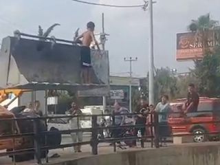 Adana'da iş makinesi çocuklara tramplen oldu