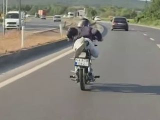 Sakarya'da tehlike saçan motorcuya ağır ceza