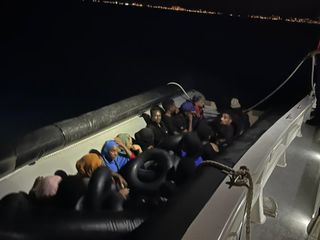 İzmir'de denizde ve karada 83 düzensiz göçmen yakalandı
