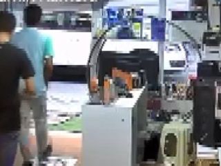Ümraniye'de oyun konsolunu çaldılar, sahibi peşlerinden koşarken telefonunu da aldılar