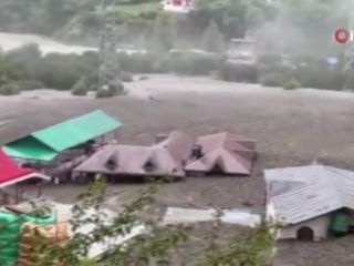 Hindistan'da şiddetli yağış, sele yol açtı