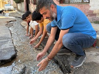 İzmir'in içme suyu, musluk yerine sokaklara akıyor