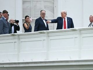 Donald Trump Beyaz Saray'ın çatısına çıktı