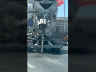 İstanbul Arnavutköy'de yola beton dökerek ilerleyen beton mikseri kamerada