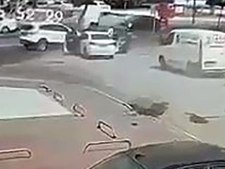 Adana'da uyuşturucu şüphelisi kaçarken, otomobiliye polis aracına çarptı: Yakalandı