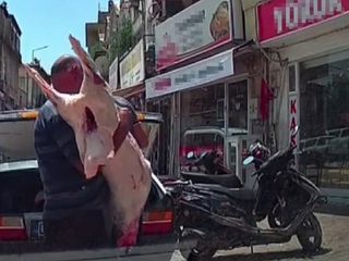 Adana'da hijyen kurallarına uymadan otomobil bagajında et taşıdılar