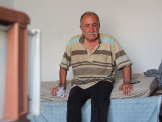 Adana'da aynı gün evini ve eşini kaybeden adam tek odalı evde yaşamaya başladı