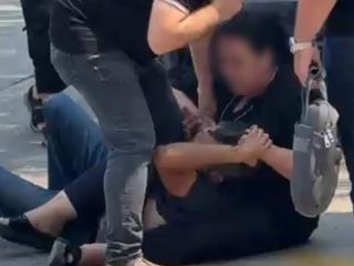 Bursa'da sokakta karşılaştığı eski kocasına, meydan dayağı attı