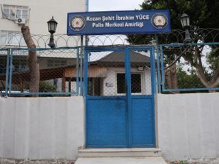 Adana'da çektiği krediyi dolandırıcılara göndermek üzereyken polis müdahale etti