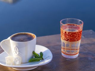 Türk kahvesinin yanında su ikram edilmesinin sebebi bakın neymiş!
