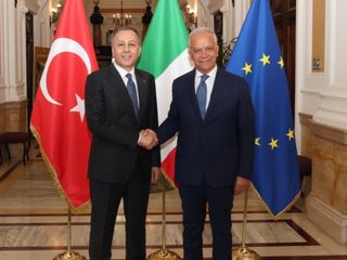 Ali Yerlikaya, İtalya mevkidaşı Pıantedosı ile bir araya geldi