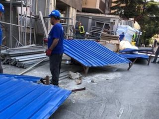 Kadıköy'de savrulan demir panonun çarptığı kadın yaralandı