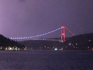 İstanbul'da yağış etkili oldu: Şimşekler geceyi aydınlattı