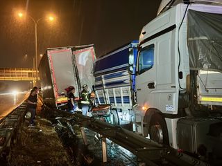 Kocaeli'de kamyonet, kamyon ve tırın karıştığı zincirleme kaza: 1 ölü