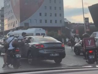 İstanbul'da kendisini sıkıştırdığını iddia ettiği sürücüye yumrukla saldırdı