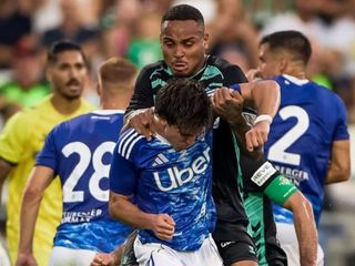 Hazırlık maçında ortalık karıştı: Futbolcular yumruk yumruğa kavga etti