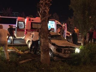Antalya'daki kazada arabaya sıkışan çocukları babaları sakinleştirdi
