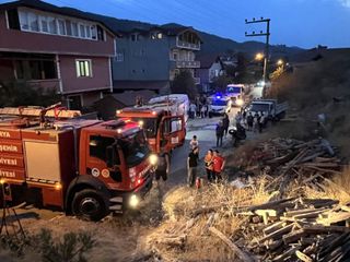 Sakarya’da elektrik direğinde yaşanan patlama yangına sebep oldu