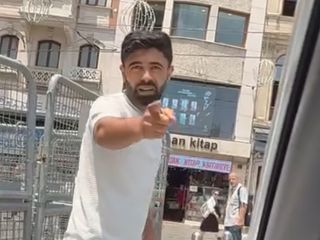 İstanbul'da sürücüler arasında 'Bagaj indiremezsin' tartışması kameraya yansıdı