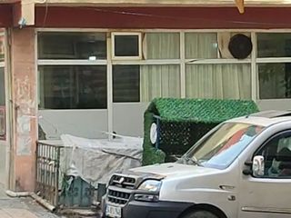 İstanbul'da bir kahvehaneyi, uzun namlulu silahlarla taradılar