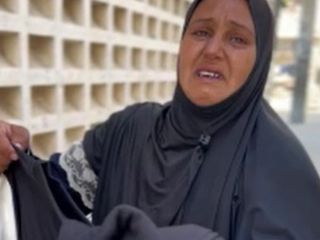 İsrail saldırılarında ölen kızının kıyafetlerini, kalan çocuklarını doyurmak için sattı