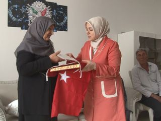 Cumhurbaşkanı Erdoğan'ın mektubu, Kars'ta şehit annesine teslim edildi