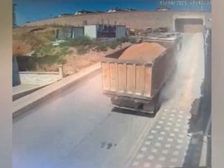 Bursa'da rampa çıkarken geri kayan kamyon site duvarına çarptı