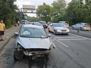 İstanbul'da aşırı hız kaza getirdi: Önce bir araca, ardından bariyere çarptı